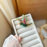 سنجاق سینه پرنده نگین‌دار چندرنگ