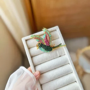 سنجاق سینه پرنده نگین‌دار چندرنگ