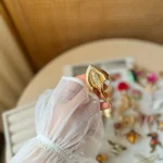 سنجاق سینه برگ طلایی نگین‌دار