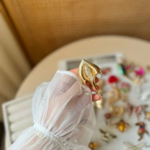 سنجاق سینه برگ طلایی نگین‌دار