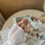 سنجاق سینه گل نگین‌دار قرمز و سفید