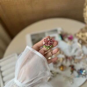 سنجاق سینه گل نگین‌دار قرمز و سفید