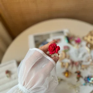 سنجاق سینه گل رز قرمز برجسته