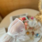 سنجاق سینه گل رز شاخه‌ای قرمز
