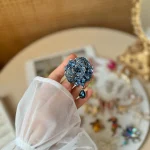 سنجاق سینه گل آبی نگین‌دار