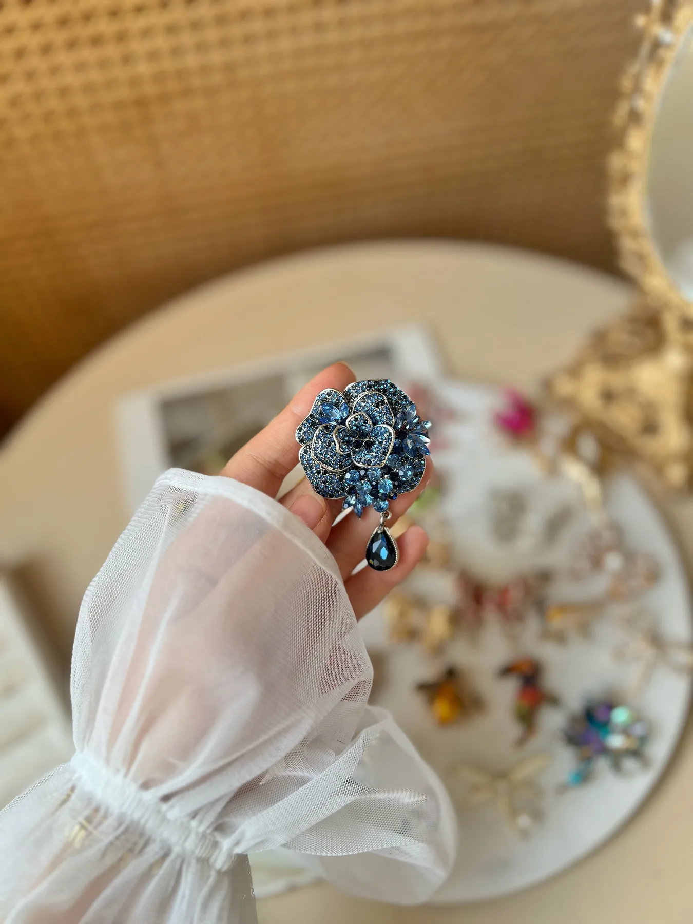 سنجاق سینه گل آبی نگیندار سنجاق سینه گل آبی نگیندار