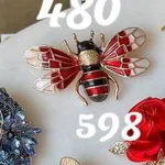 سنجاق سینه زنبور قرمز نگین‌دار