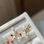 سنجاق سینه شاخه شکوفه مرجانی و مرواریدی