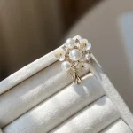 سنجاق سینه دسته گل مرواریدی ظریف