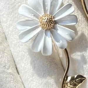 سنجاق سینه گل مینا سفید