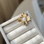 سنجاق سینه گل طلایی مرواریدی